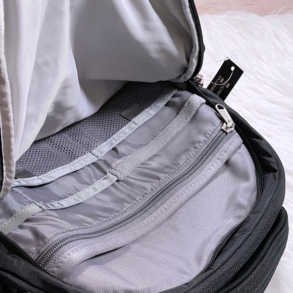 The North Face Women’s Borealis 27 Liter Backpack - Picture 6 of 9